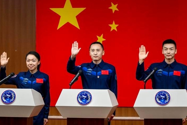 Shenzhou-23 astronauts in Tiangong modules during National Day message, October 2026