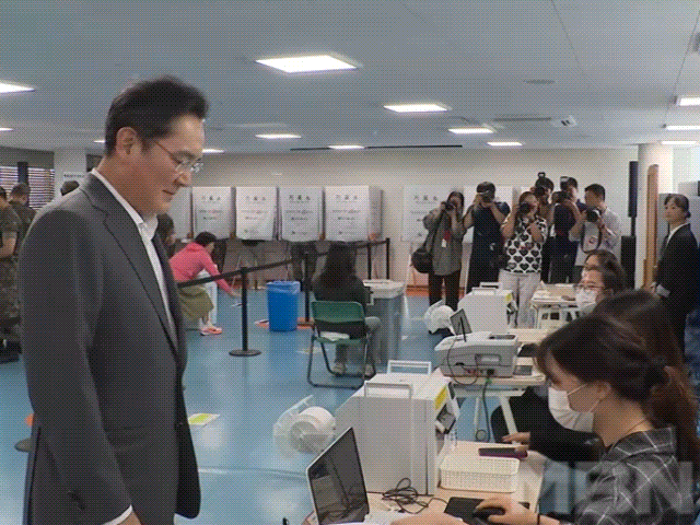 사전투표소에서 투표하는 시민