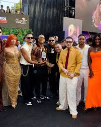Dominican dembow artists celebrating at Premios Juventud 2026