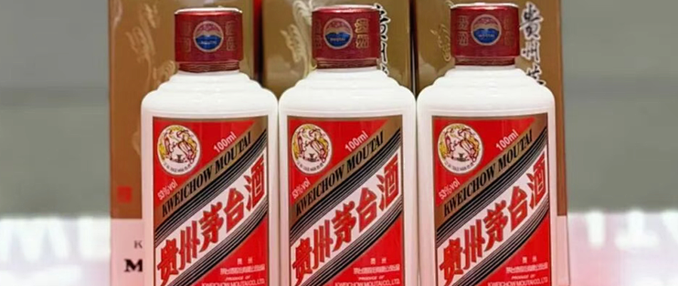 Low-alcohol baijiu bottles displayed on a shelf