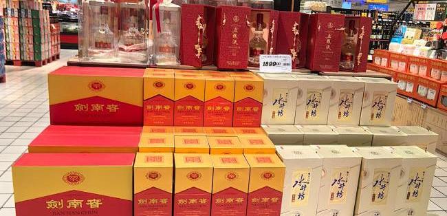 Mixed baijiu shelves during China's Mid-Autumn festival season