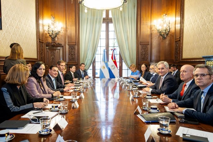 Paraguayan Foreign Minister Rubén Ramírez Lezcano meeting with Argentine officials regarding river tolls
