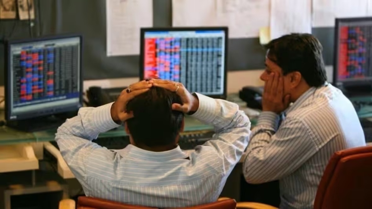 Hindi news graphic about stock market crash and investor losses