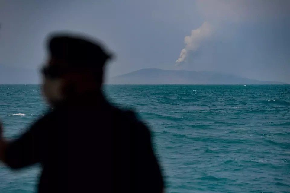 Kegiatan erupsi Anak Krakatau di Selat Sunda