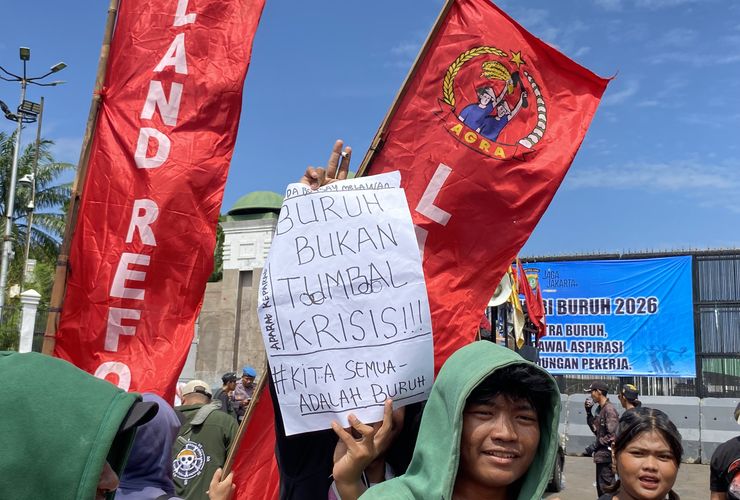 Labor masses holding a May Day rally in front of the DPR RI building