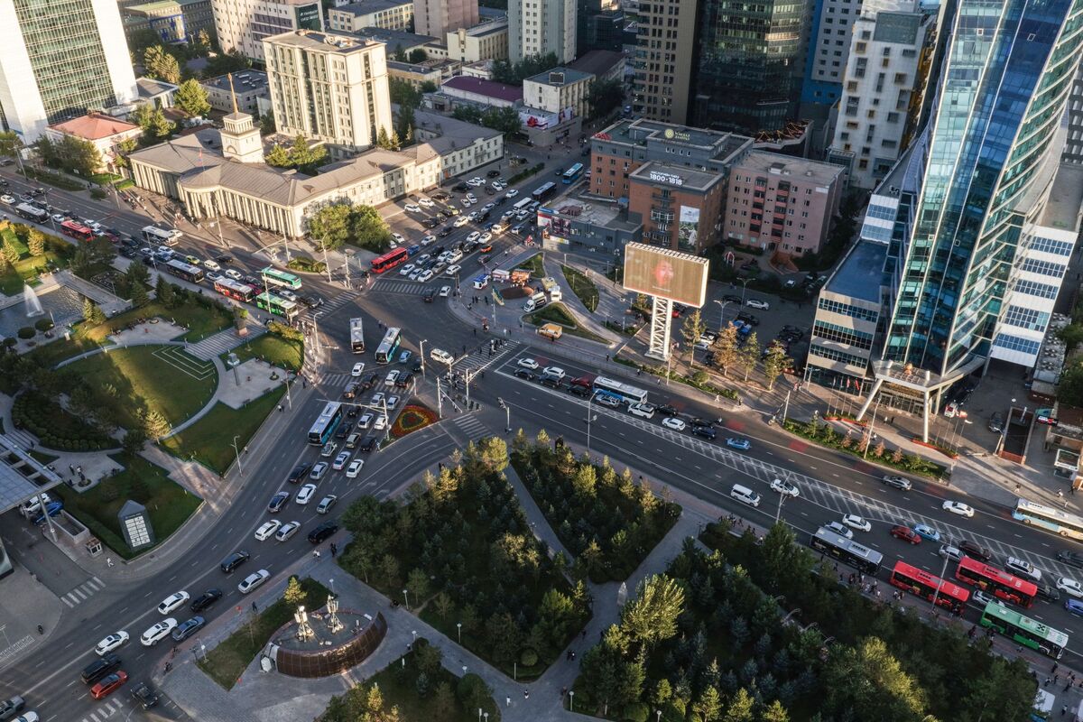 Drivers waiting in long lines at a gas station in Ulaanbaatar during the fuel shortage