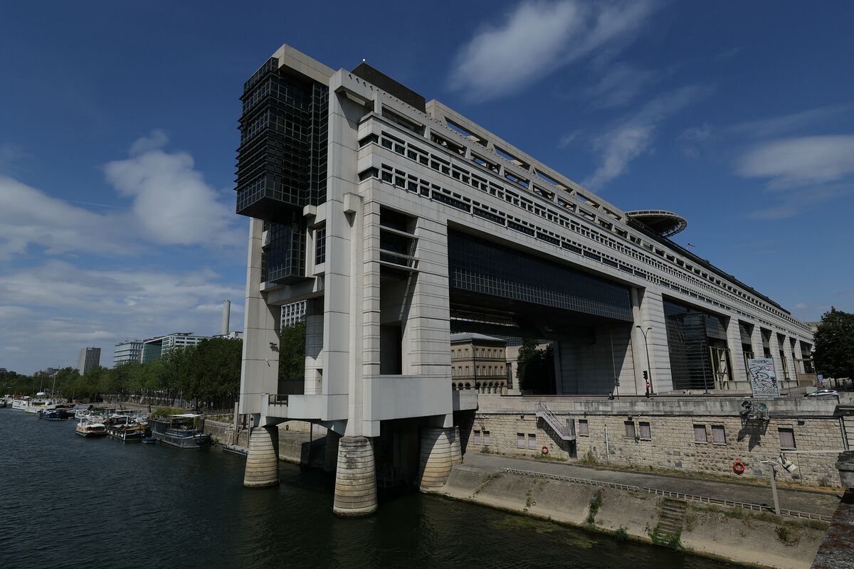Warning on France's budget deficit ahead of the presidential election