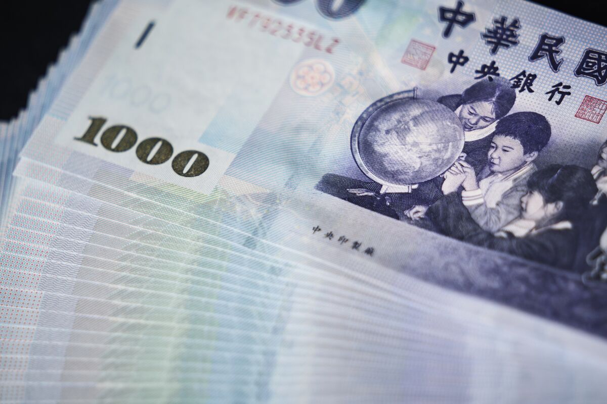 Taiwan dollar and won slump amid chip stock selloff