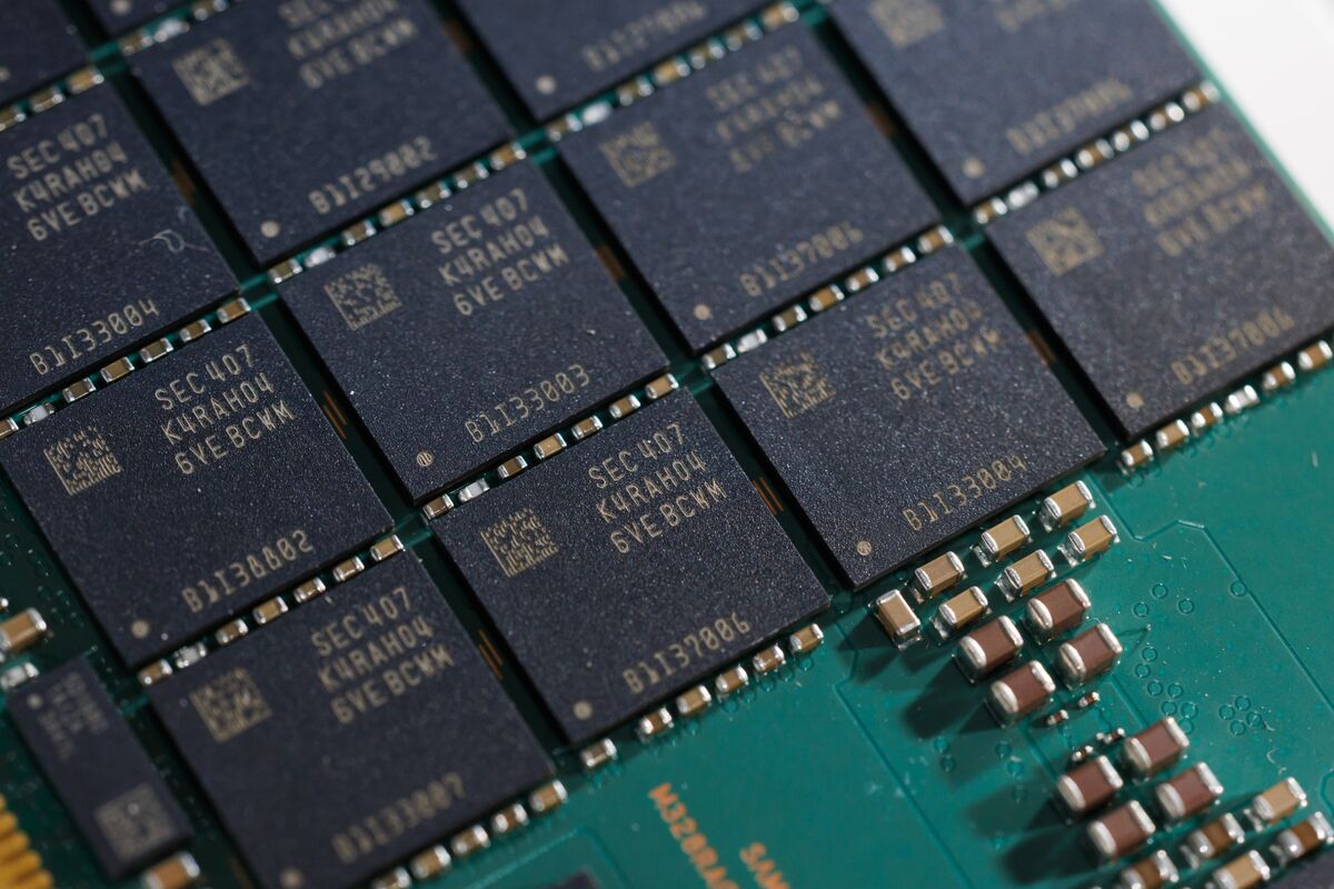Samsung vs SK Hynix stock performance as strike risk weighs on Samsung