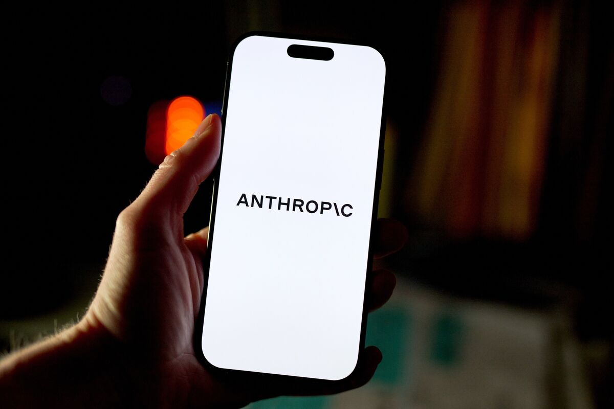Anthropic's record-breaking fundraising round positions it above $900 billion valuation