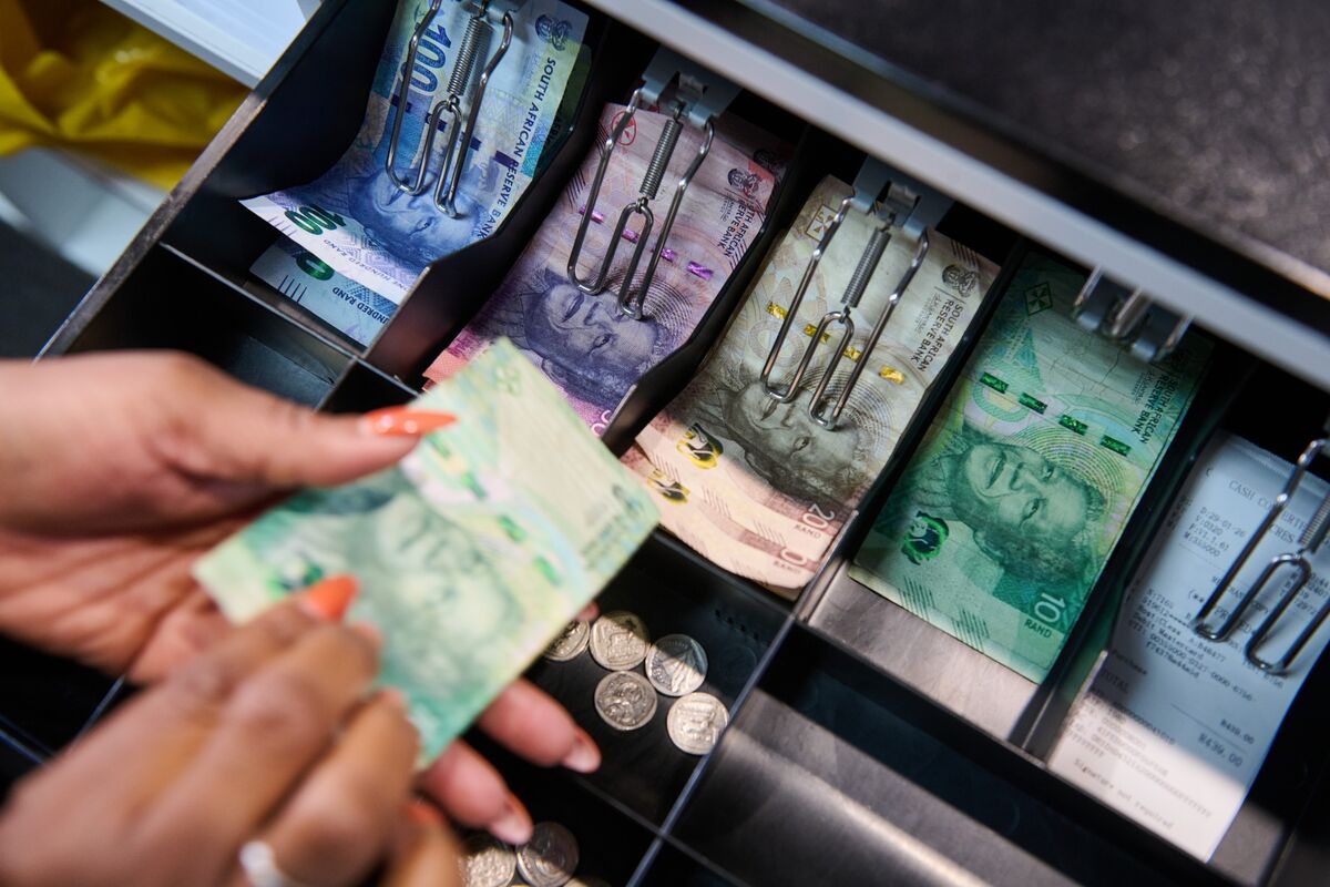 Emerging markets currencies fall as bond yields rise