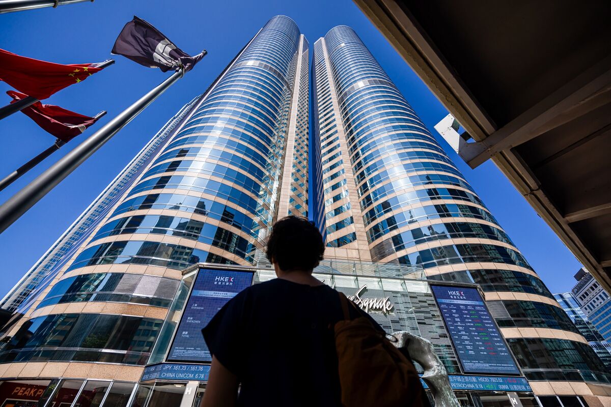 Hong Kong trading floor amid a crowded IPO week