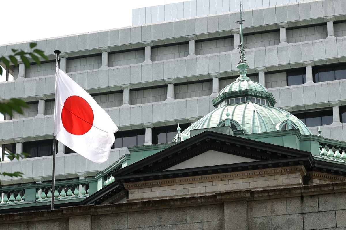 Bloomberg article graphic on Japan bond yields raising repatriation risk