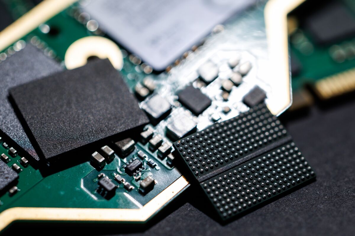 Traders monitor screens showing KOSPI and semiconductor stock prices amid volatile leveraged ETF trading