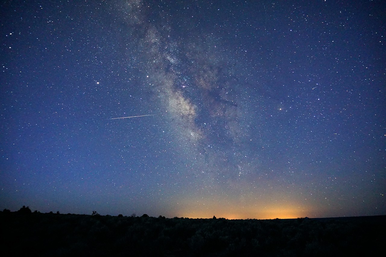 A Lyrid meteor streaks across the night sky, captured in a long exposure photograph
