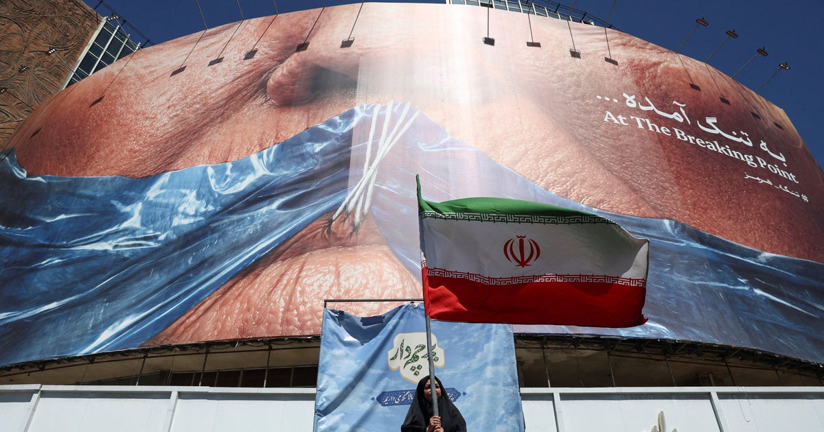 US-Iran tensions: billboard in Tehran amid ongoing conflict and ceasefire negotiations