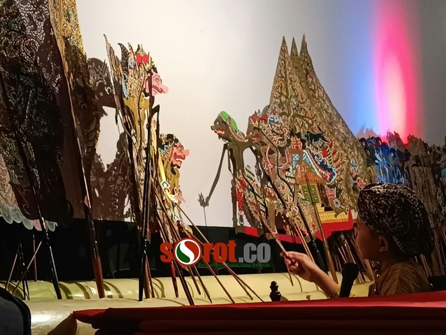 Child dalang performing at Ngipak Village anniversary celebration