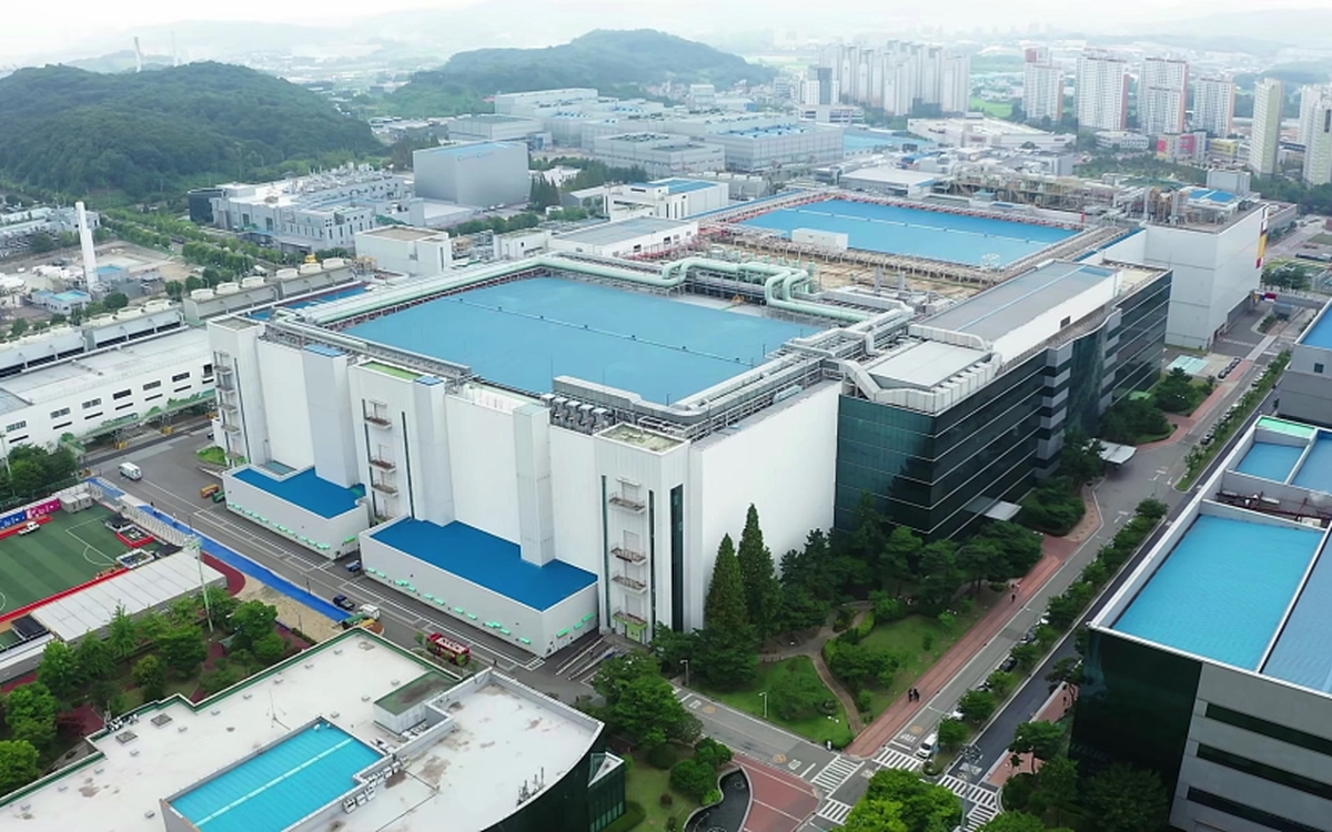 Samsung semiconductor complex construction