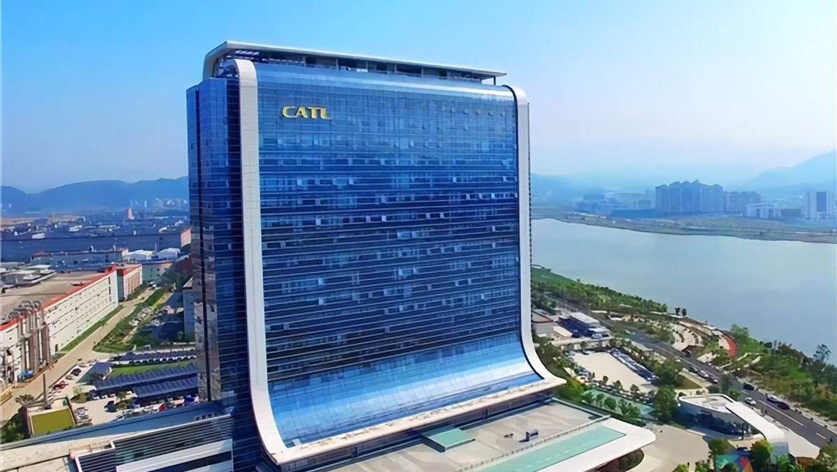 Graph showing global battery patent rankings with CATL leading