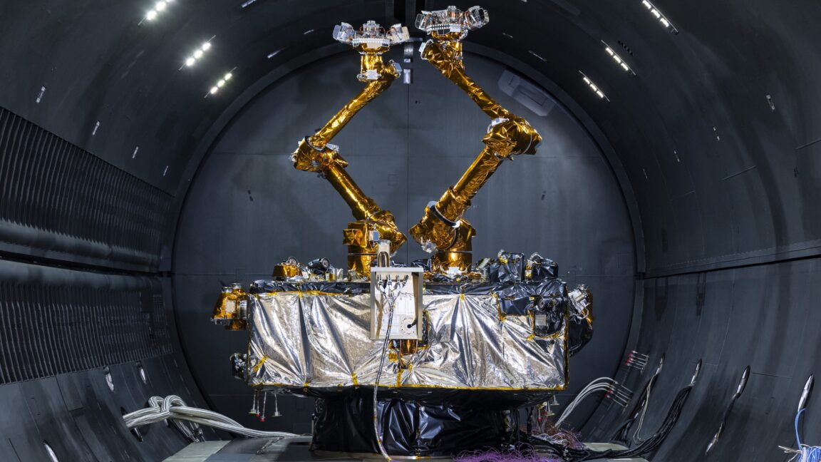 Advanced robotic servicing spacecraft with dual manipulator arms