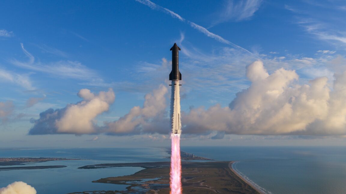 Starship V3 launching