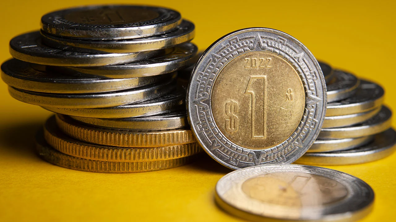 El peso se hundía cerca del cierre un 1.26%, a 18.4072 unidades por dólar, ampliando las fuertes pérdidas de la víspera