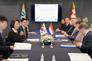 추미애 경기도지사와 네덜란드 노르트브라반트 주지사 면담 장면