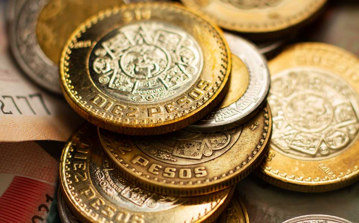 Mexican весos and billetes, reflecting the peso's midweek slump and Friday recovery