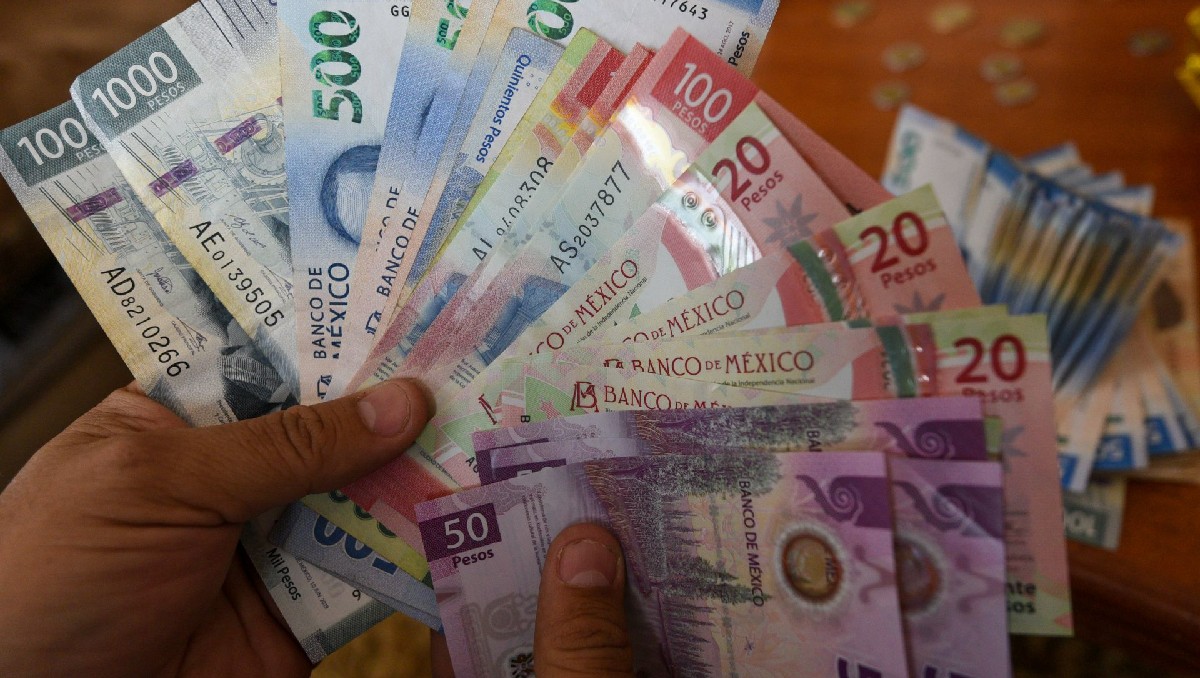 Mexican peso and US dollar banknotes