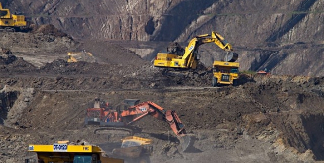 Mining equipment in an open pit mine