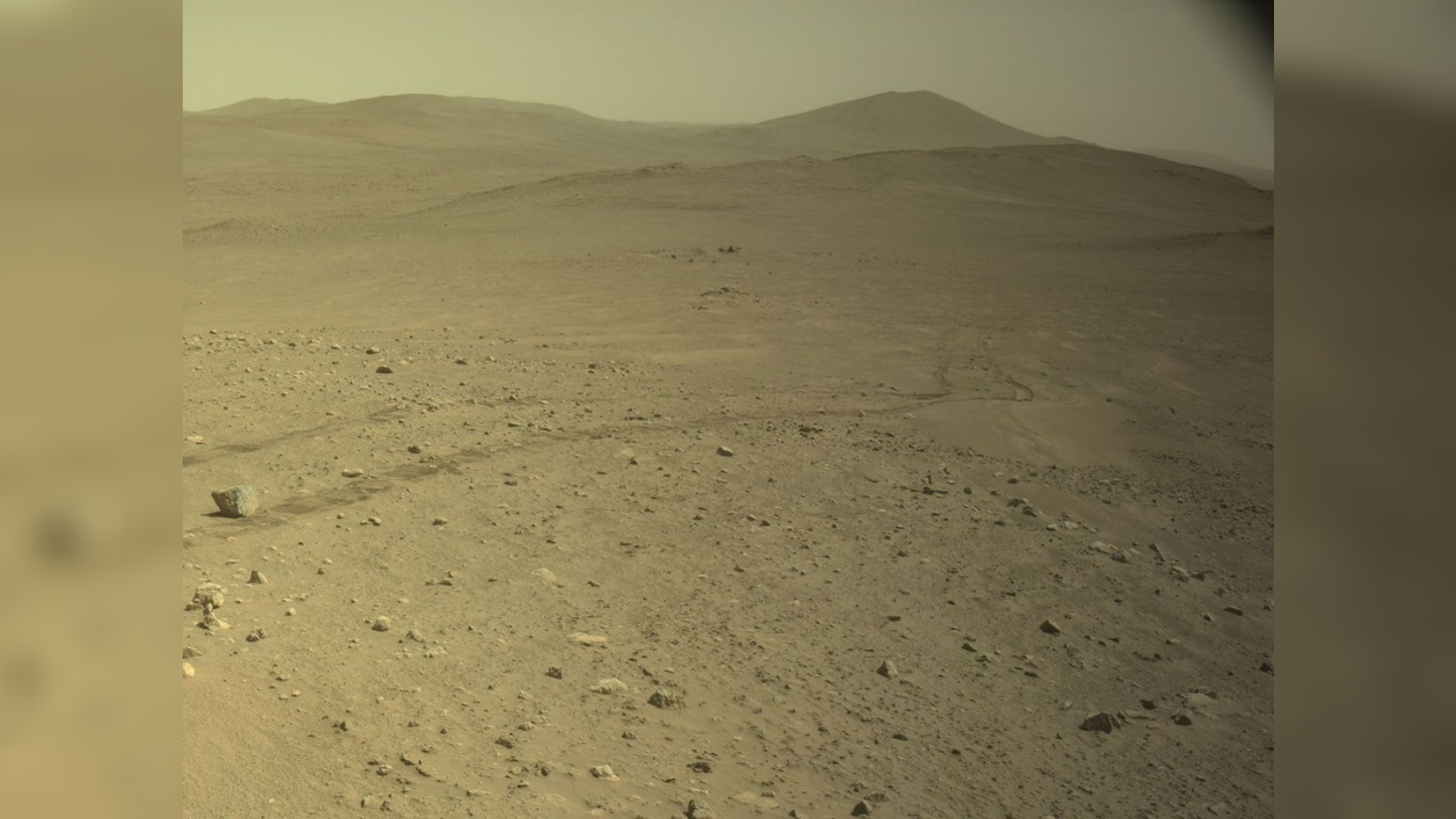Perseverance rover tracks on Mars