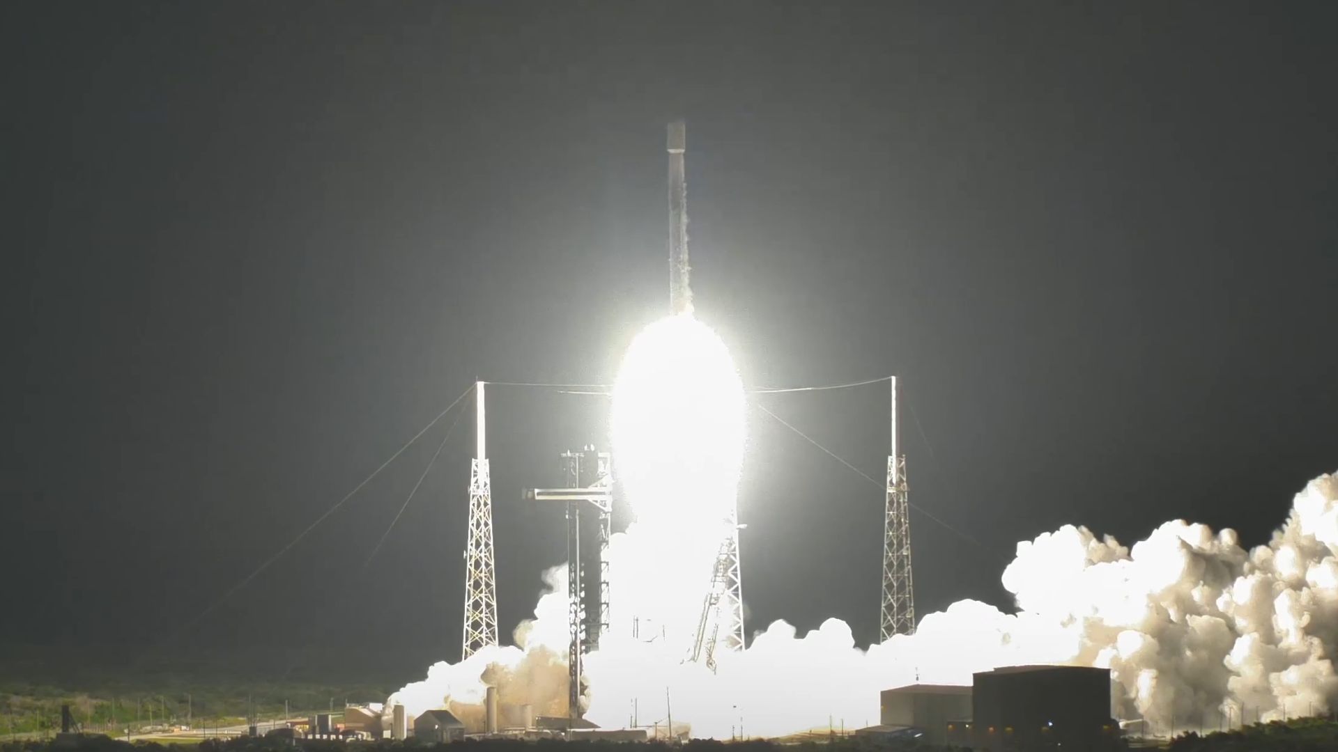 Falcon 9이 AST SpaceMobile BlueBird 위성을 발사하는 장면