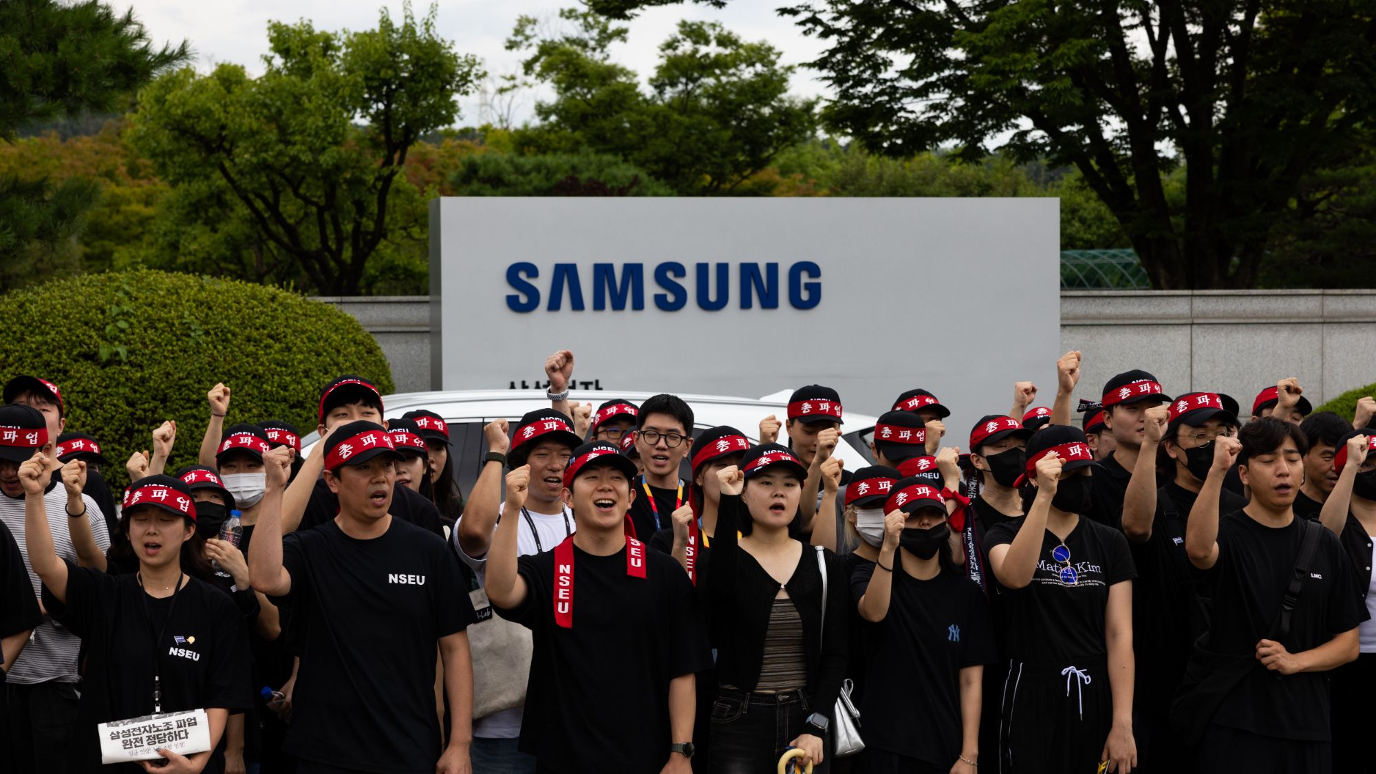 Samsung union strike talks chip factory