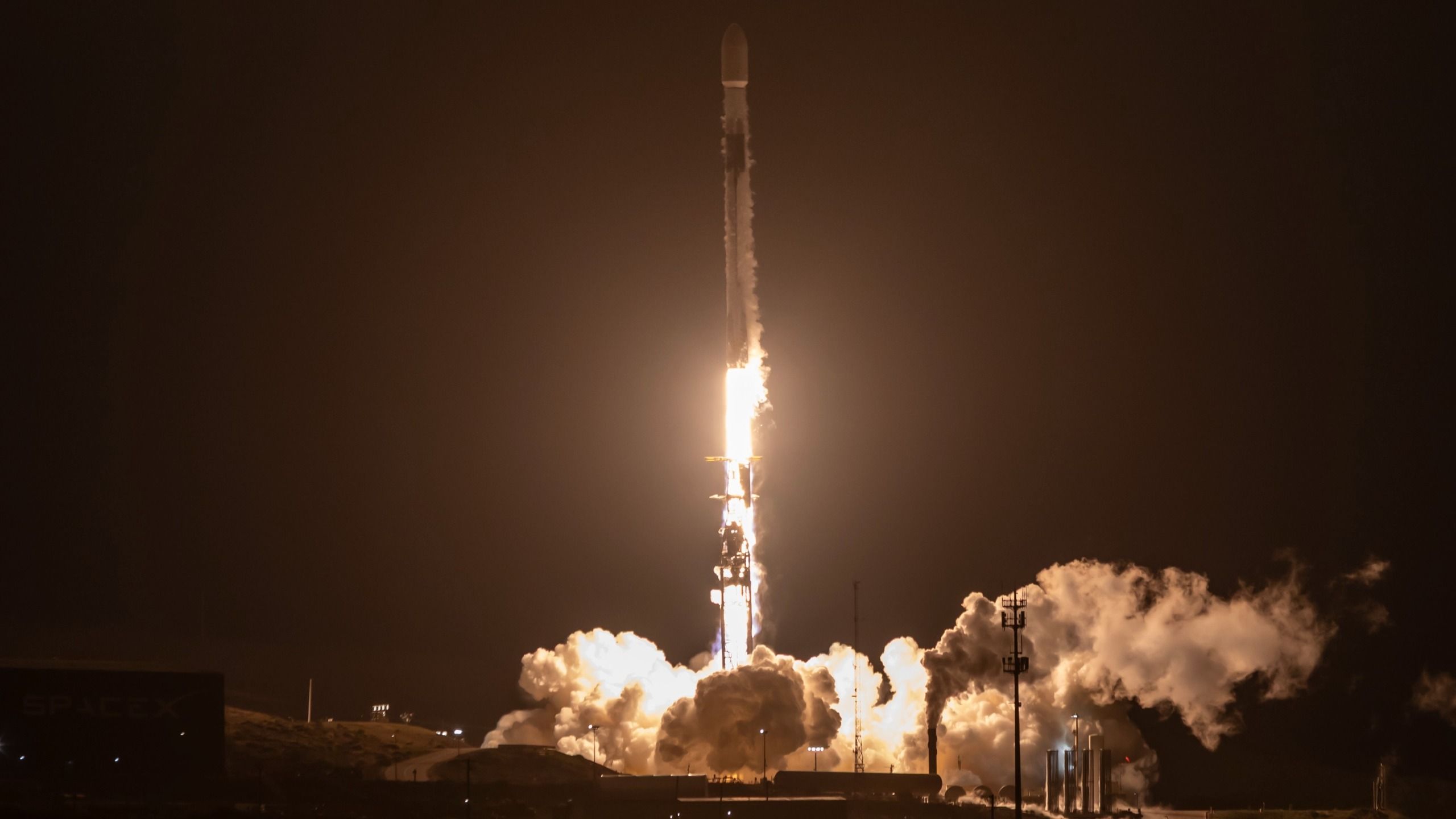 SpaceX Falcon 9의 미군 데이터 수송 위성 발사 장면