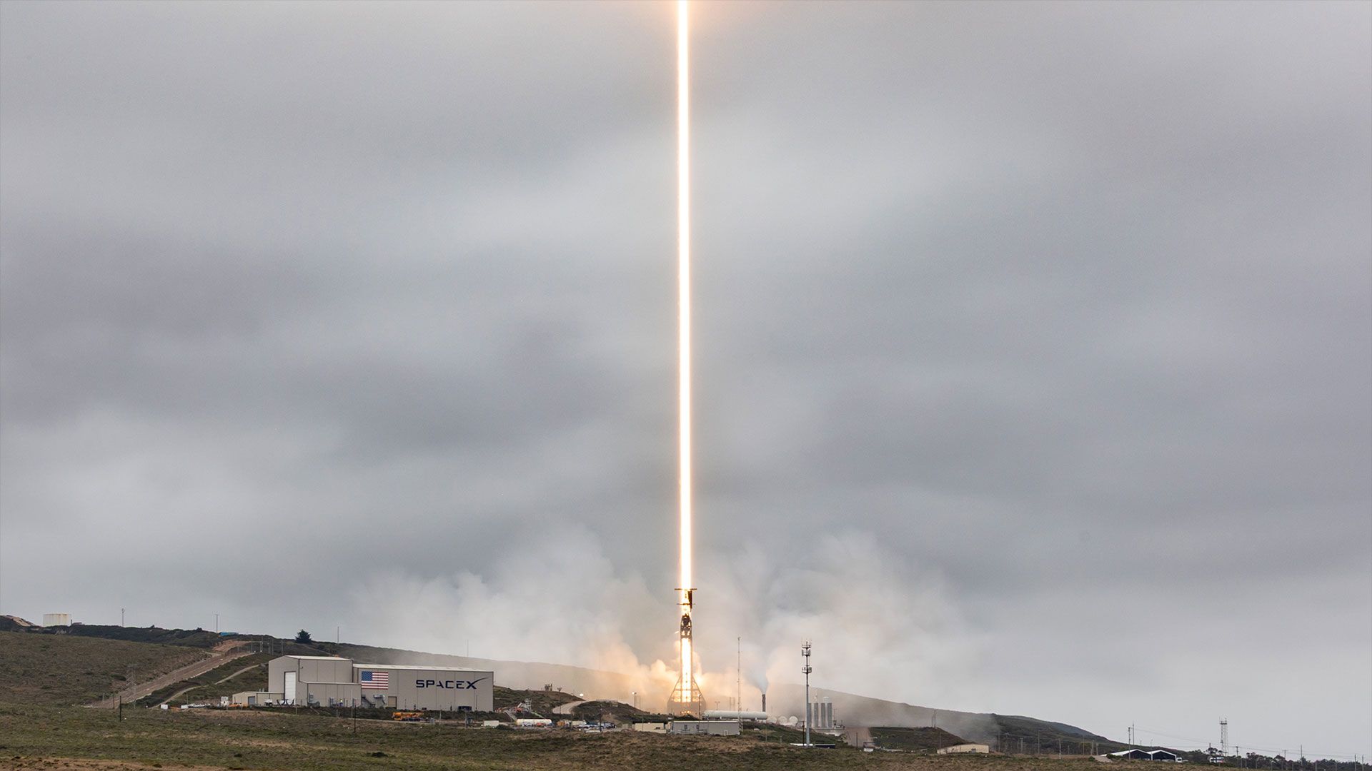 SpaceX Falcon 9 launches Starlink satellites from Vandenberg