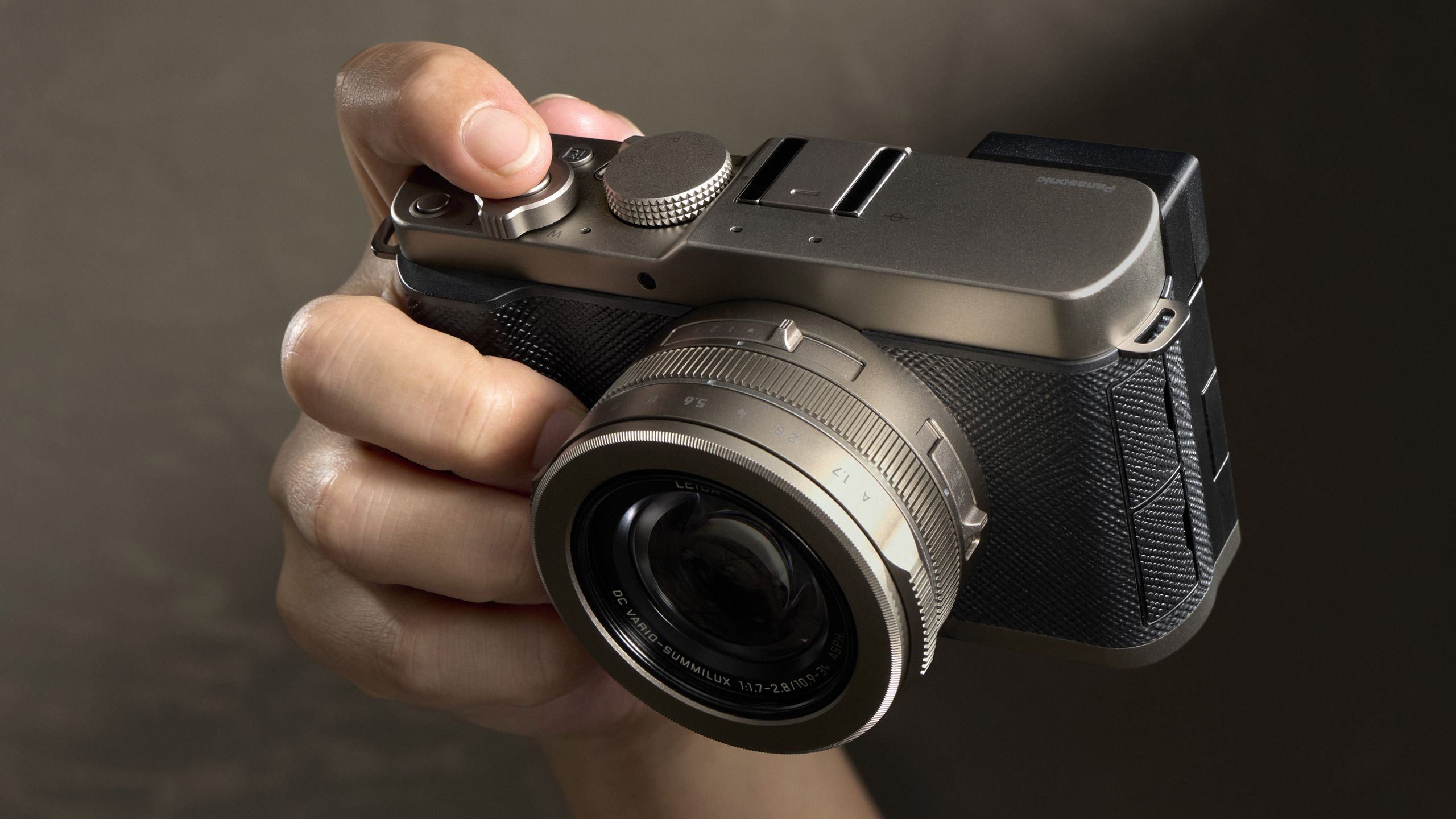 Award-winning compact camera with Leica lens