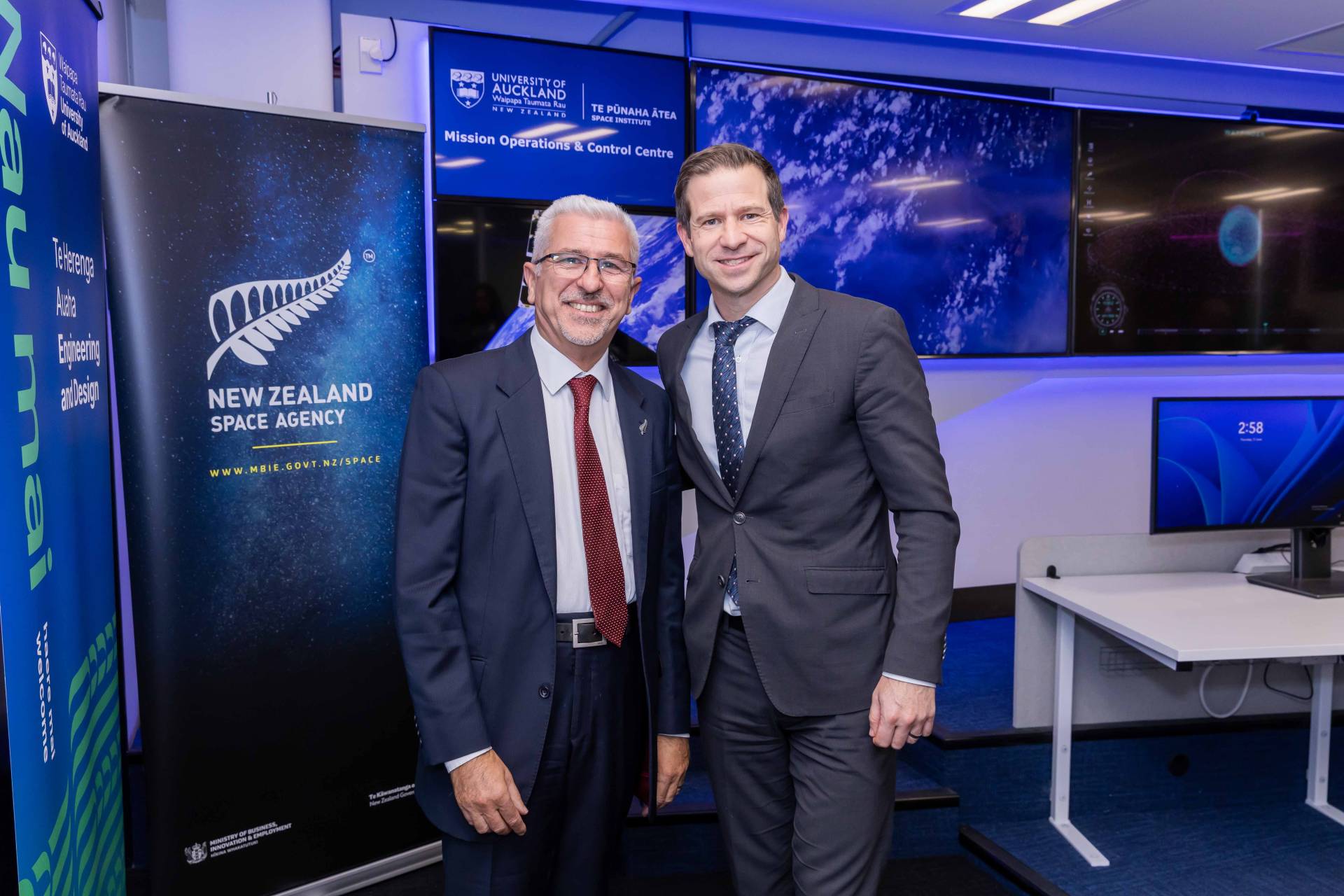 Minister Chris Penk and space technology innovator Giuglielmo Aglietti discussing the Space Duck project