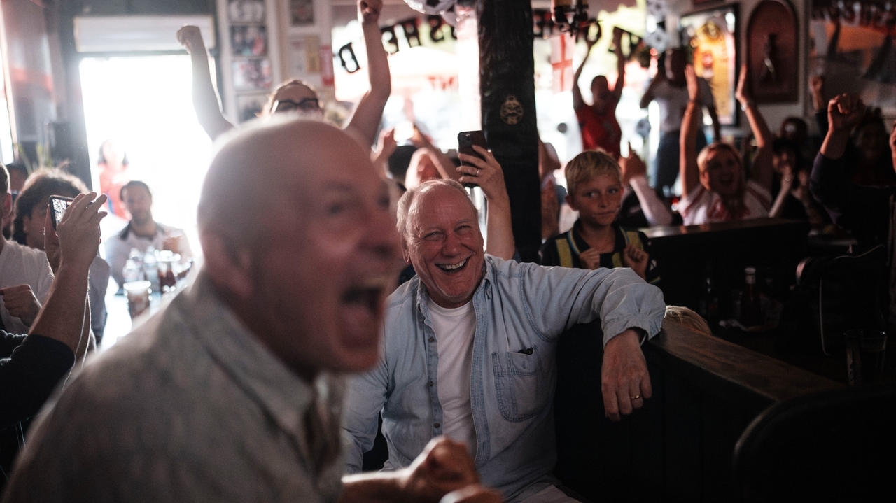 England fans celebrating Harry Kane goal at Santa Monica pub