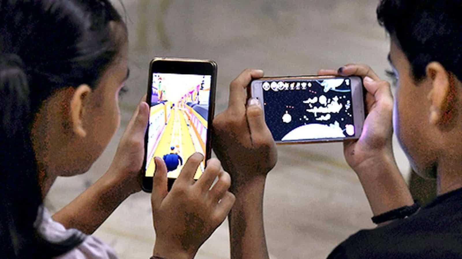 Mexican students on smartphones, illustrating the new national school ban