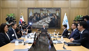 신임 총재의 금리 인상 신호