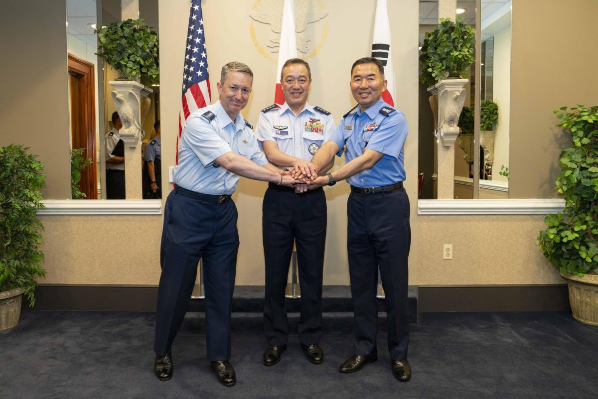 Military leaders reaffirm trilateral security cooperation