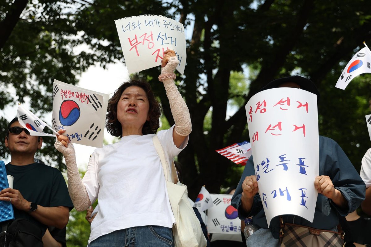 Seoul vote-counting center with protest crowd gathered outside