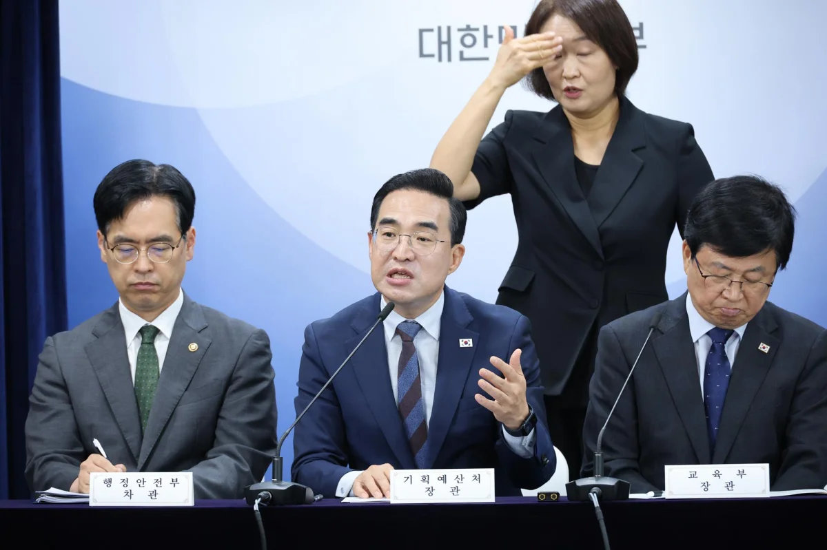 South Korean government building and financial charts