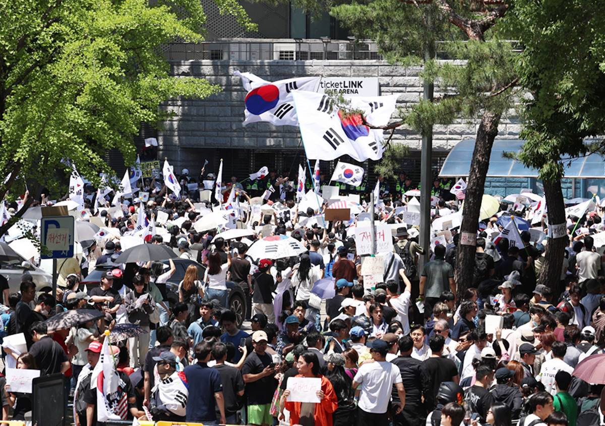 Protests demanding a re-election near the Jamsil counting station.