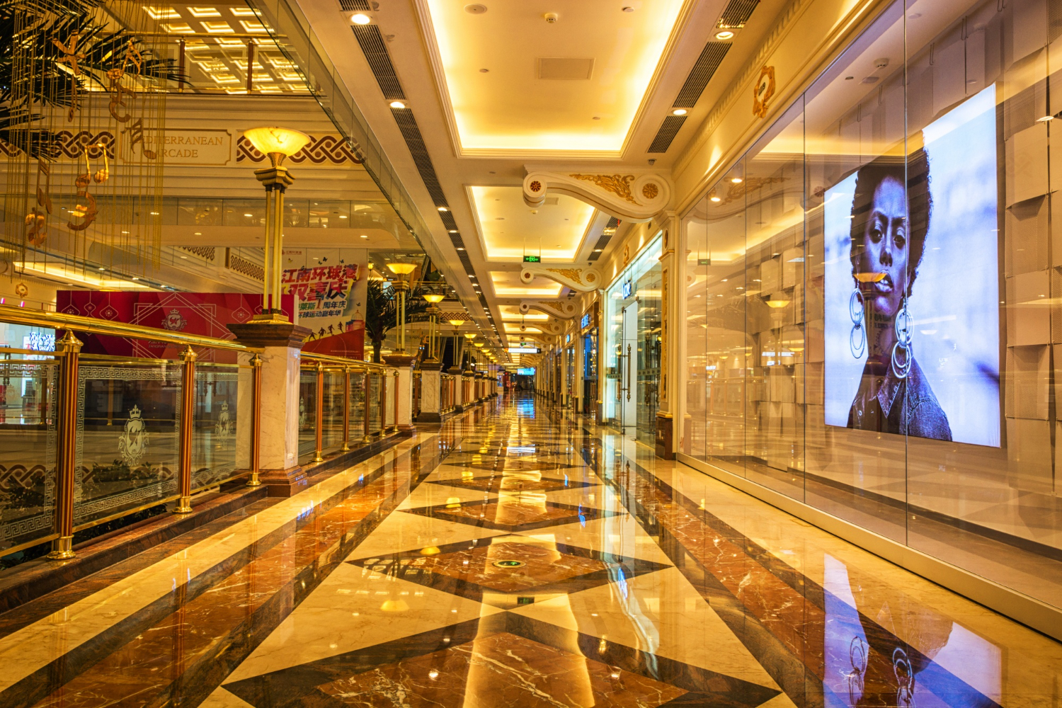 Graph showing the decline in US luxury store openings in square footage