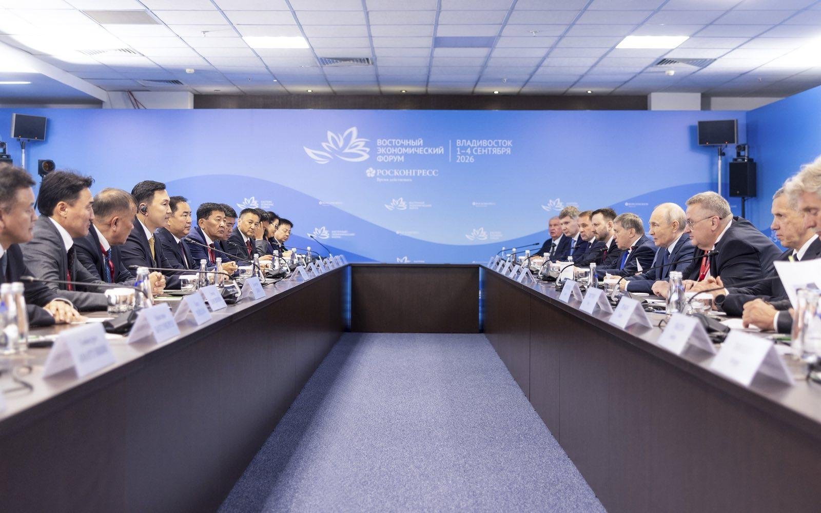 PM Uchral meeting with President Putin in Vladivostok