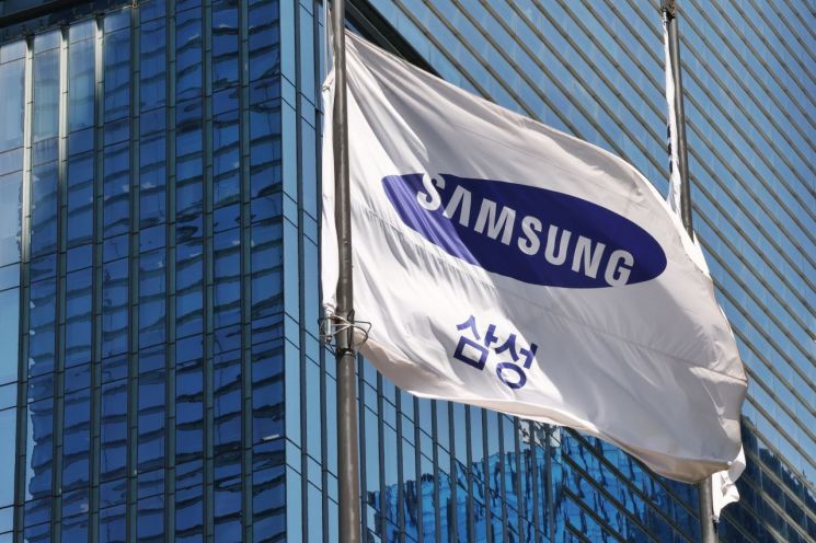 Asia Economy image reporting on industry polarization concerns following Samsung's expanded performance bonuses