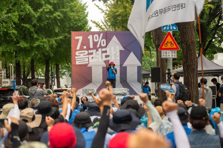공무원 보수 인상 관련 기사 이미지