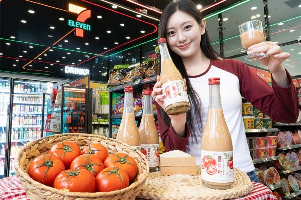 Product shot of 7-Eleven's new Tomato Makgeolli 'Jeultomak'