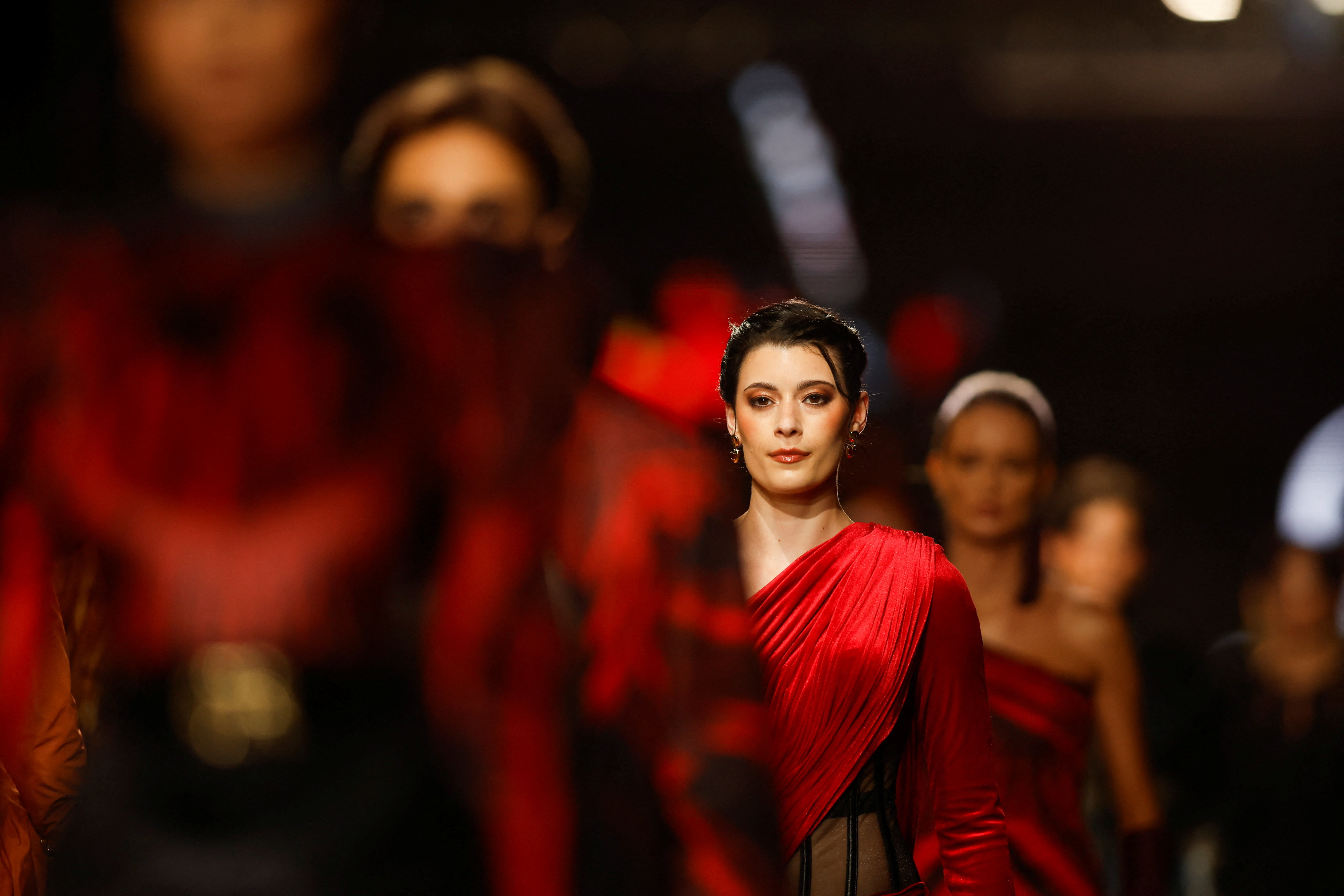 Image illustrating the debate on AI vs real fashion models